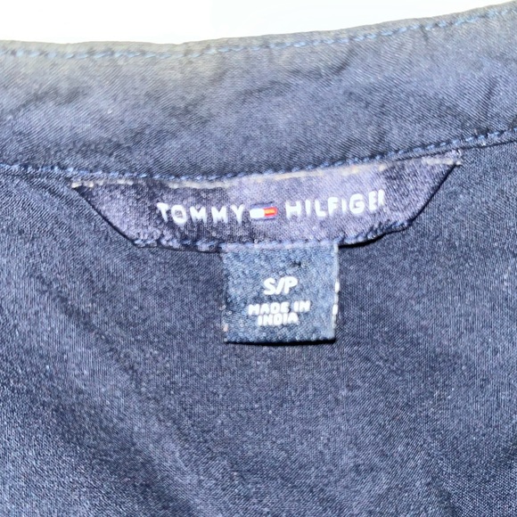 Tommy Hilfiger Women’s Sleeveless Blouse - Picture 2 of 3